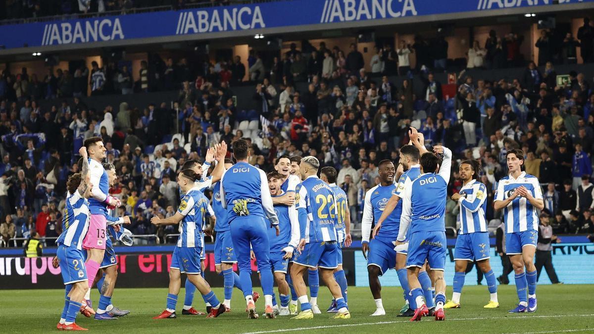 Los jugadores del Dépor celebran sobre el césped la victoria