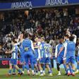 Los jugadores del Dépor celebran sobre el césped la victoria