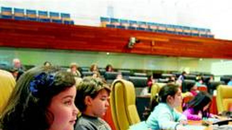 75 niños &#039;ejercen&#039; de diputados por un día