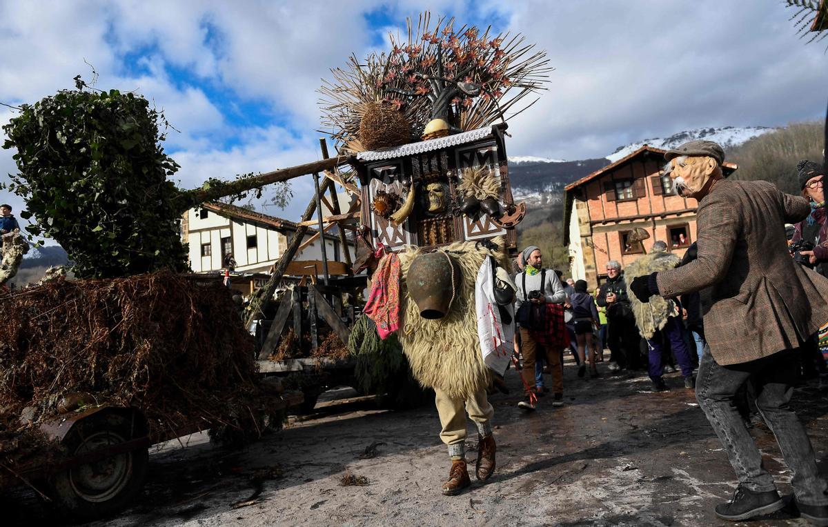 Los vecinos de Ituren y Zubieta (Navarra)n se disfrazan y participan en una peregrinación a través de ambos aldeas.