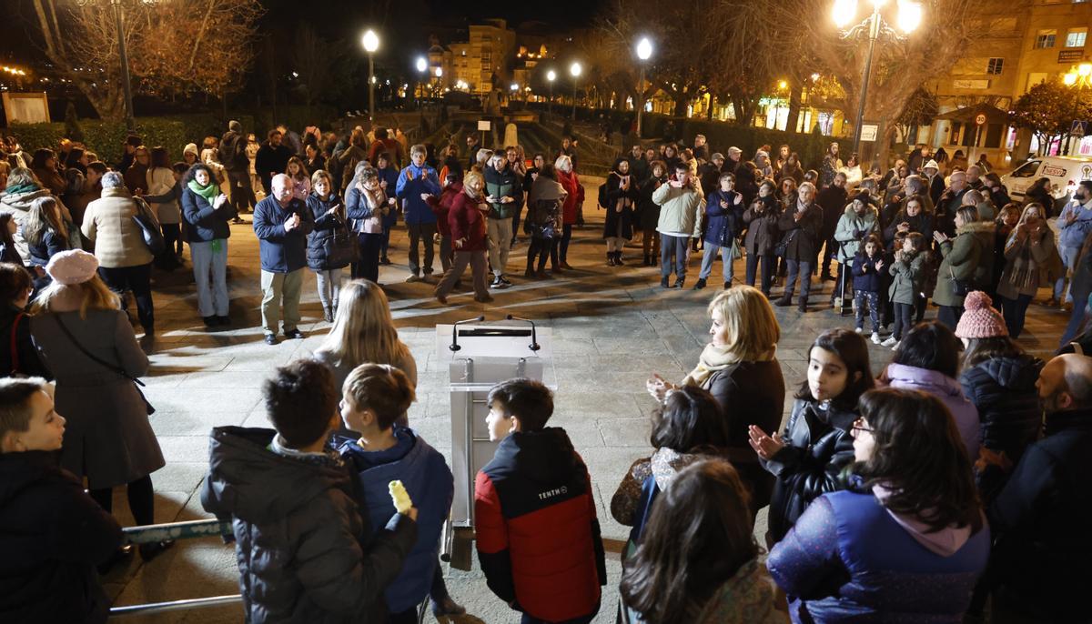 CONCENTRACION DE REPULSA FRENTE AL CONCELLO DE REDONDELA DE PROFESORES, ALUMNOS Y PADRES DEL IES PEDRO FLORIANI DE REDONDELA, EN EL QUE TRABAJABA COMO DOCENTE ANGEL RODRIGUEZ DA COSTA, LITO , ACUSADO DE MATAR A SU EXMUJER, BEATRIZ LIJO GESTEIRA, EN LA CASA DE ESTA, EN EL BARRIO DE PERCIBILLEIRA, EN BAIONA.