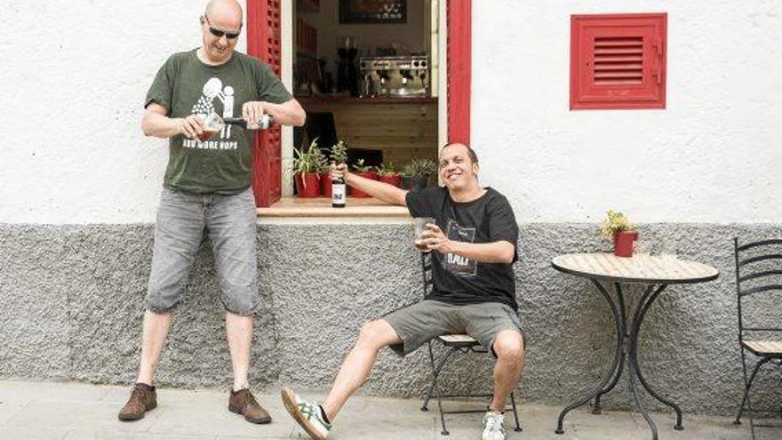 Trinken ihr Bier auch selbst: Ralf Breede (li.) und Joan Vanre