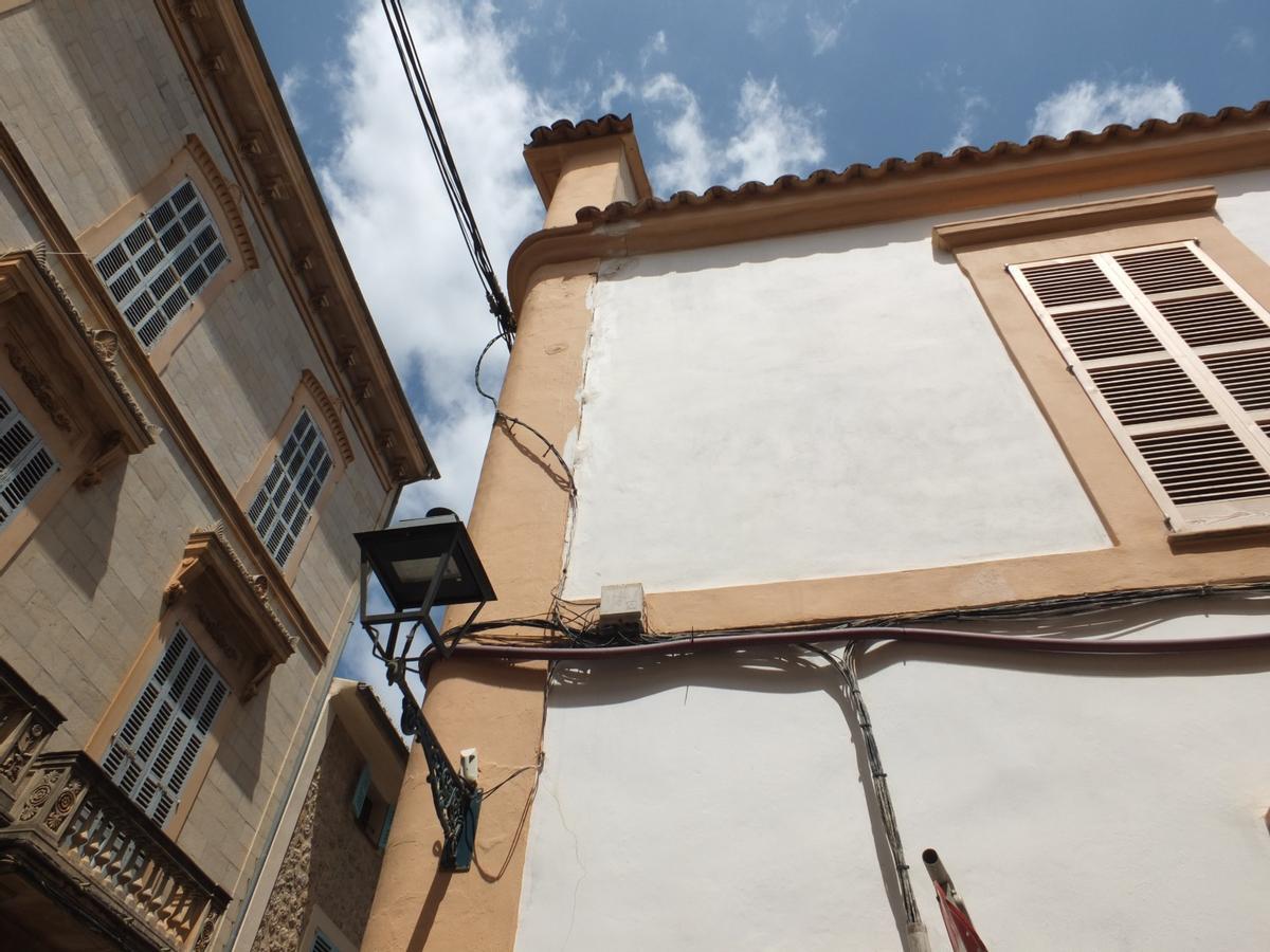 La aparición de nuevas grietas pone en duda la estabilidad de la estructura del teatro Defensora Sollerense La aparición de nuevas grietas pone en duda la estabilidad de la estructura del teatro Defensora Sollerense