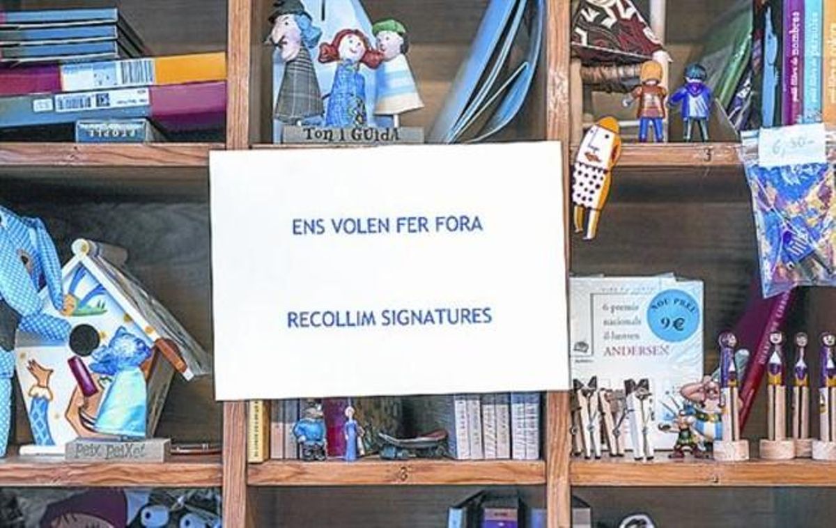 LA SAGNIA 3 A l’esquerra, El Ingenio, al carrer de Rauric. A dalt, Casa Anita, per a molts la millor llibreria infantil de Gràcia i potser de Barcelona. A la dreta, La Formiga d’Or, ahir, després del seu sobtat tancament del cap de setmana i, a sota, els prestatges de Vinçon, que per no exhibir-los buits, els amos els han omplert amb la seva col·lecció de bosses. LA SAGNIA 3 A l’esquerra, El Ingenio, al carrer de Rauric. A dalt, Casa Anita, per a molts la millor llibreria infantil de Gràcia i potser de Barcelona. A la dreta, La Formiga d’Or, ahir, després del seu sobtat tancament del cap de setmana i, a sota, els prestatges de Vinçon, que per no exhibir-los buits, els amos els han omplert amb la seva col·lecció de bosses.