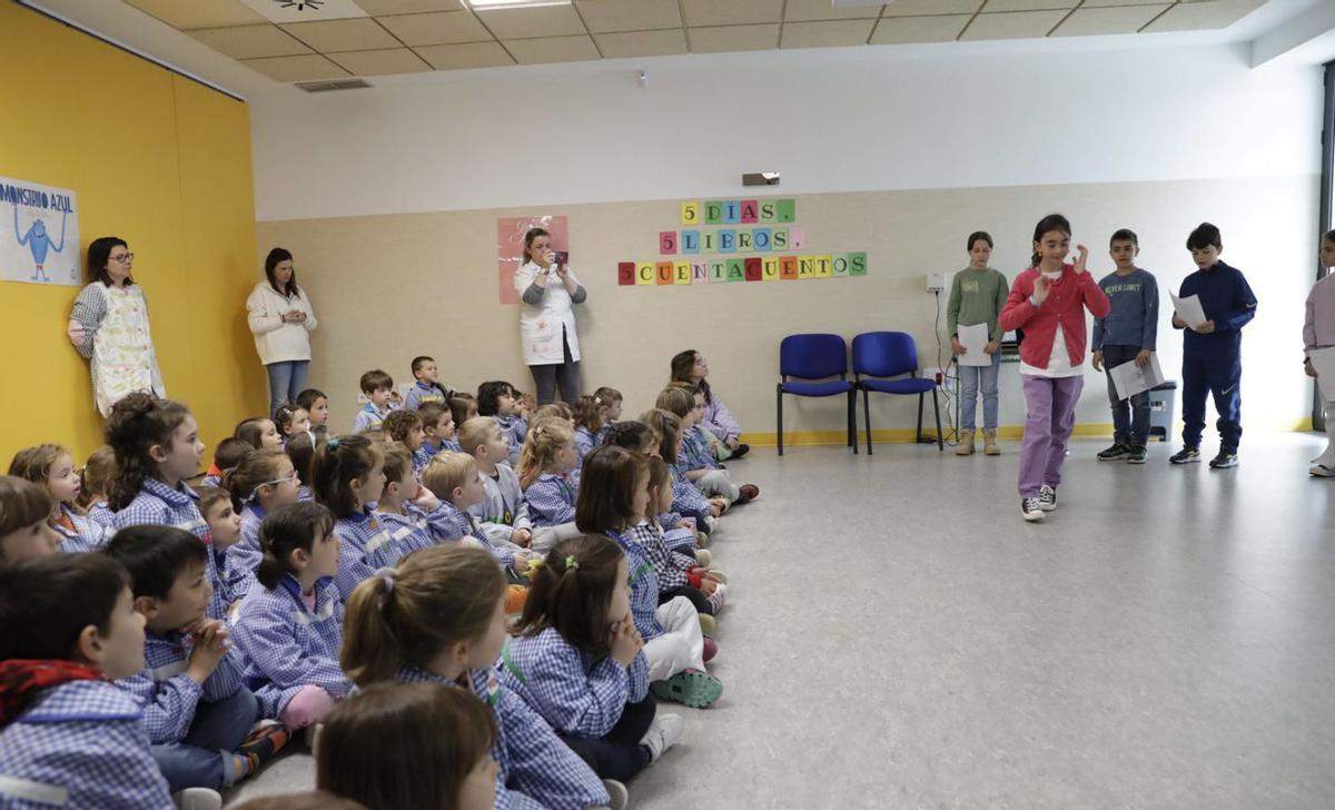 Alumnos de Infantil  recorren la exposición sobre el Día del Libro. |