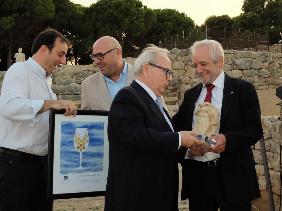 Entrega de la distinció Bacus Emporità a Eduard Puig Vayreda (centre)