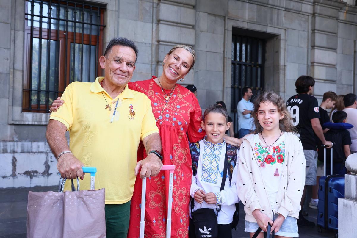 24 niños ucranianos de padres fallecidos en el frente, heridos o desaparecidos en combate llegan a Asturias para pasar dos meses con familias asturianas que los esperan frente a Delegación de Gobierno. Llegan al aeropuerto a las 16.40 horas. Así que calculo que el recibimiento en Plaza de España será sobre las 17.15h