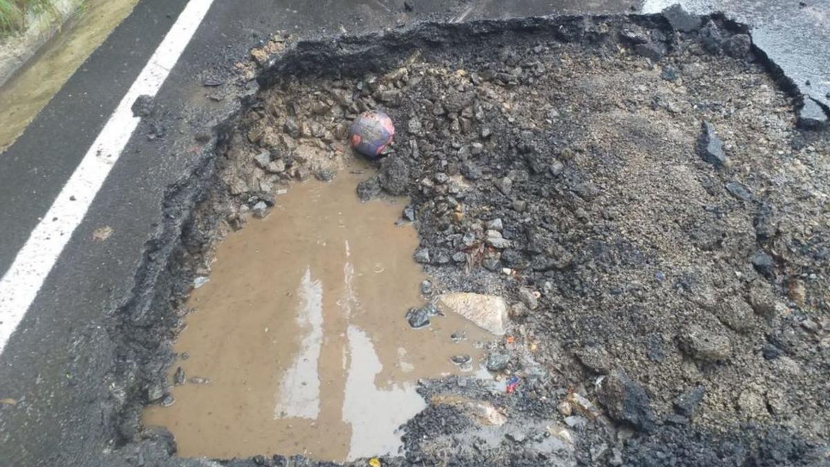 El tramo que fue necesario levantar y en el que incluso apareció un balón de fútbol en el colector roto.   | // FDV