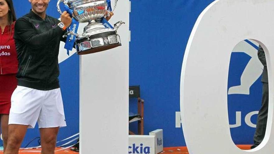 Rafa Nadal, con su trofeo y el número diez, el de sus victorias en el Godó.