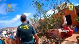 Una mujer se rocía con gasolina y se atrinchera contra un desahucio en Canarias