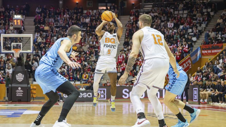 Derek Needham lanza un triple en el Girona-Breogán. | ACB PHOTO