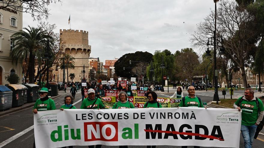 Más de 80 entidades protestan en València contra el nuevo modelo de las renovables
