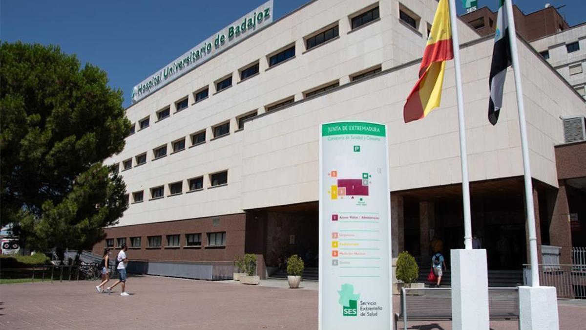 Hospital Universitario de Badajoz, a donde fue trasladado el herido tras el atropello.