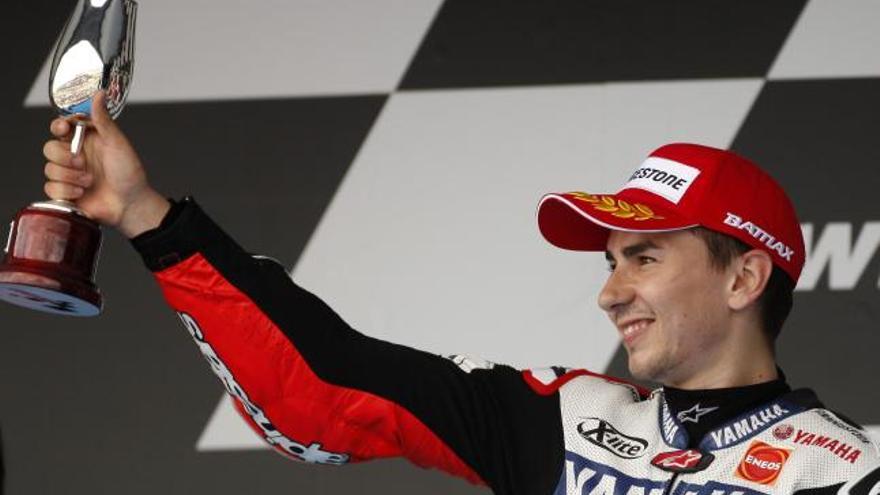 Lorenzo con su trofeo en el podio de Jerez.