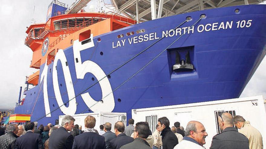 Decenas de personas participaron ayer en el acto de entrega del buque Lay Vessel North Ocean 105 en el astillero Metalships.  // José Lores