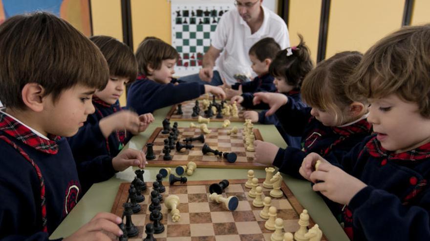 Niños en una actividad en una escuela infantil homologada