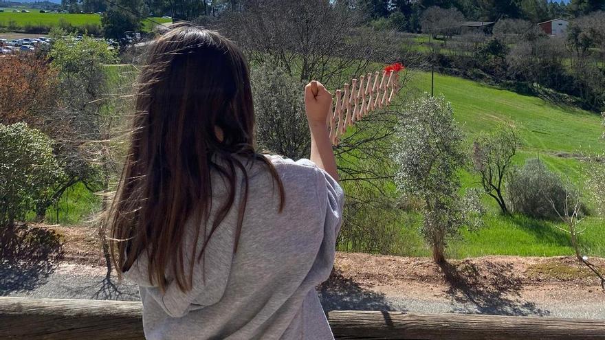 Tres callussencs ideen una ballesta de caramelles per muntar-la a casa