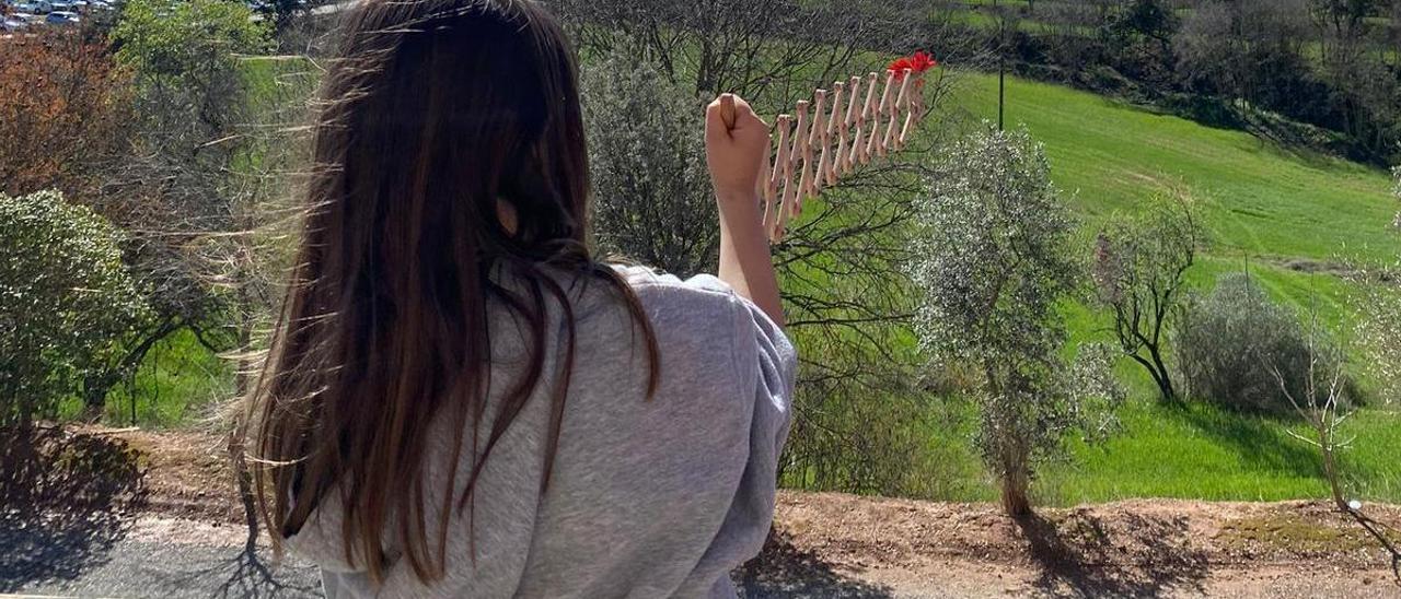 Una nena amb la petita ballesta ja muntada