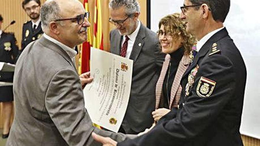 El comissari provincial, Leoncio Martínez, durant l&#039;entrega del diploma al jubilat Francisco Pamplona.