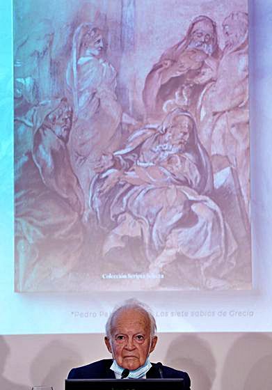 El profesor Díaz Padrón, ante la portada de su libro. | José Luis Roca