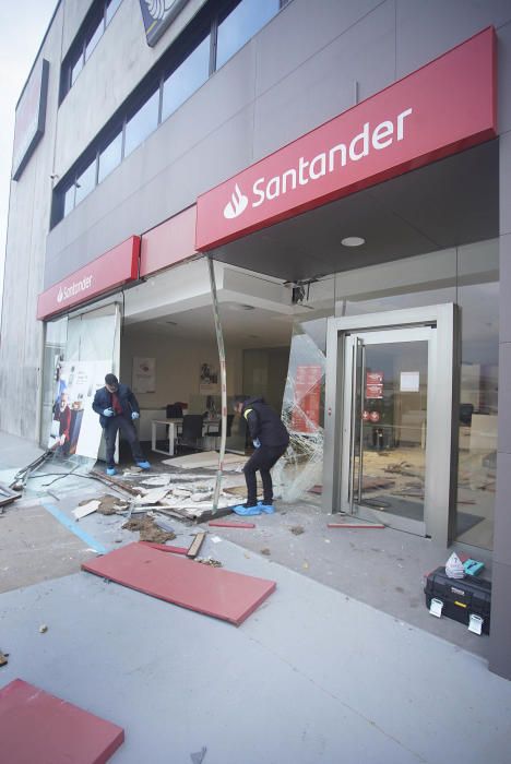 Els Mossos investiguen l''encastament que ha causat moltes destrosses al banc