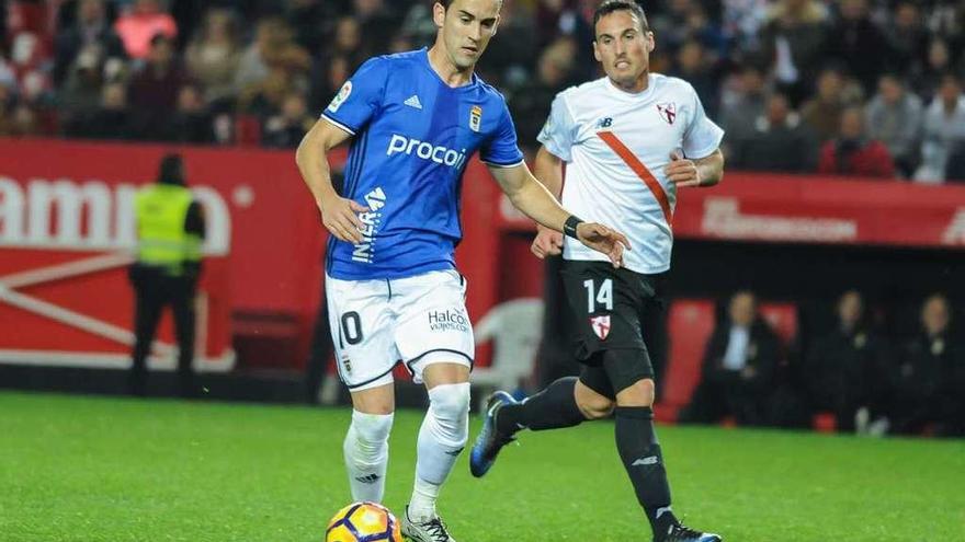 Linares conduce el balón en el partido del año pasado contra el Sevilla Atlético en el Sánchez Pizjuán.