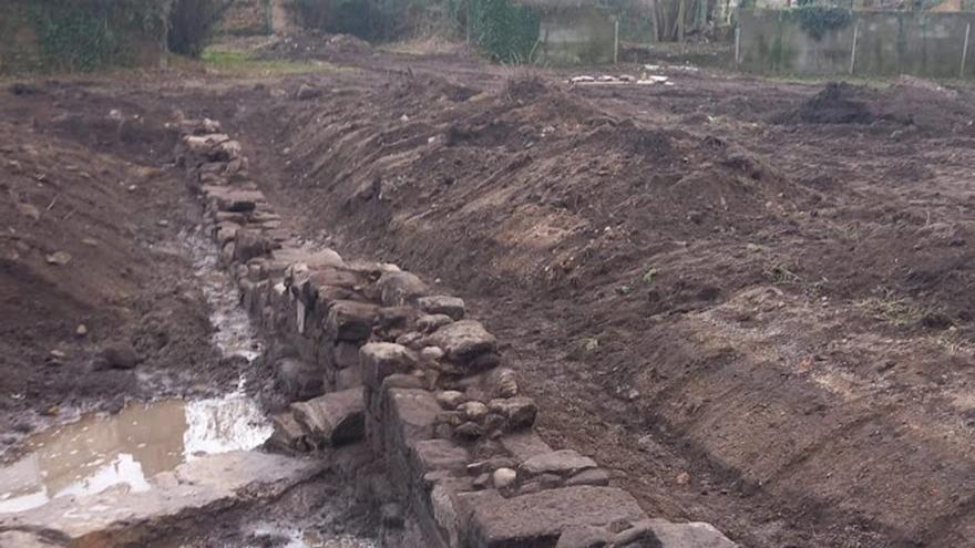 Las excavaciones han sacado a la luz un muro de unos 50 metros de largo y 2 de profundidad. | FdV