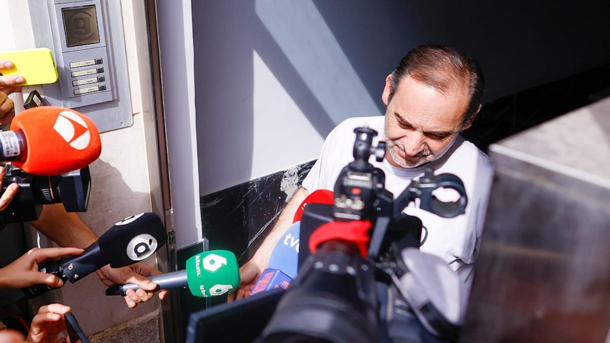 Las primeras palabra del exministro Ábalos en la puerta de su casa tras el registro de la UCO / Francisco Calabuig