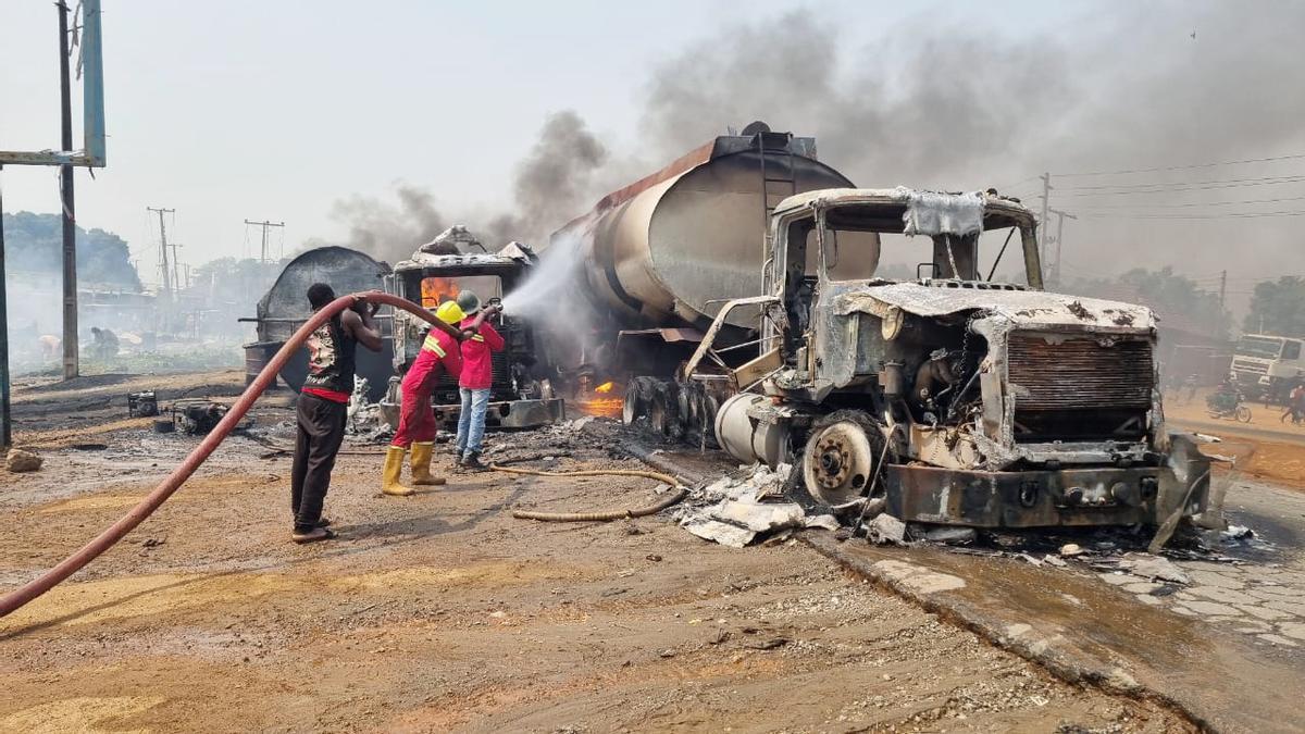Bomberos trabajan en la extinción del incendio que causó la tragedia.