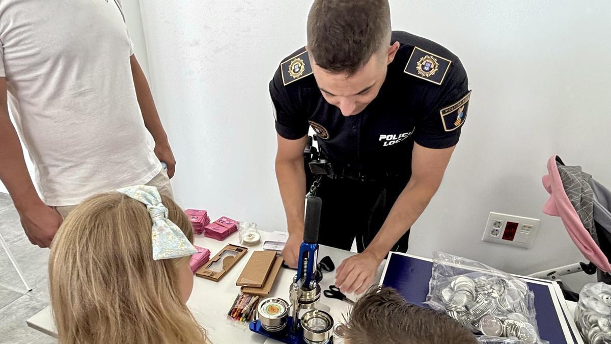 Niños y niñas participan en una de las actividades organizadas durante las Jornadas por la Seguridad Vial de Almassora.
