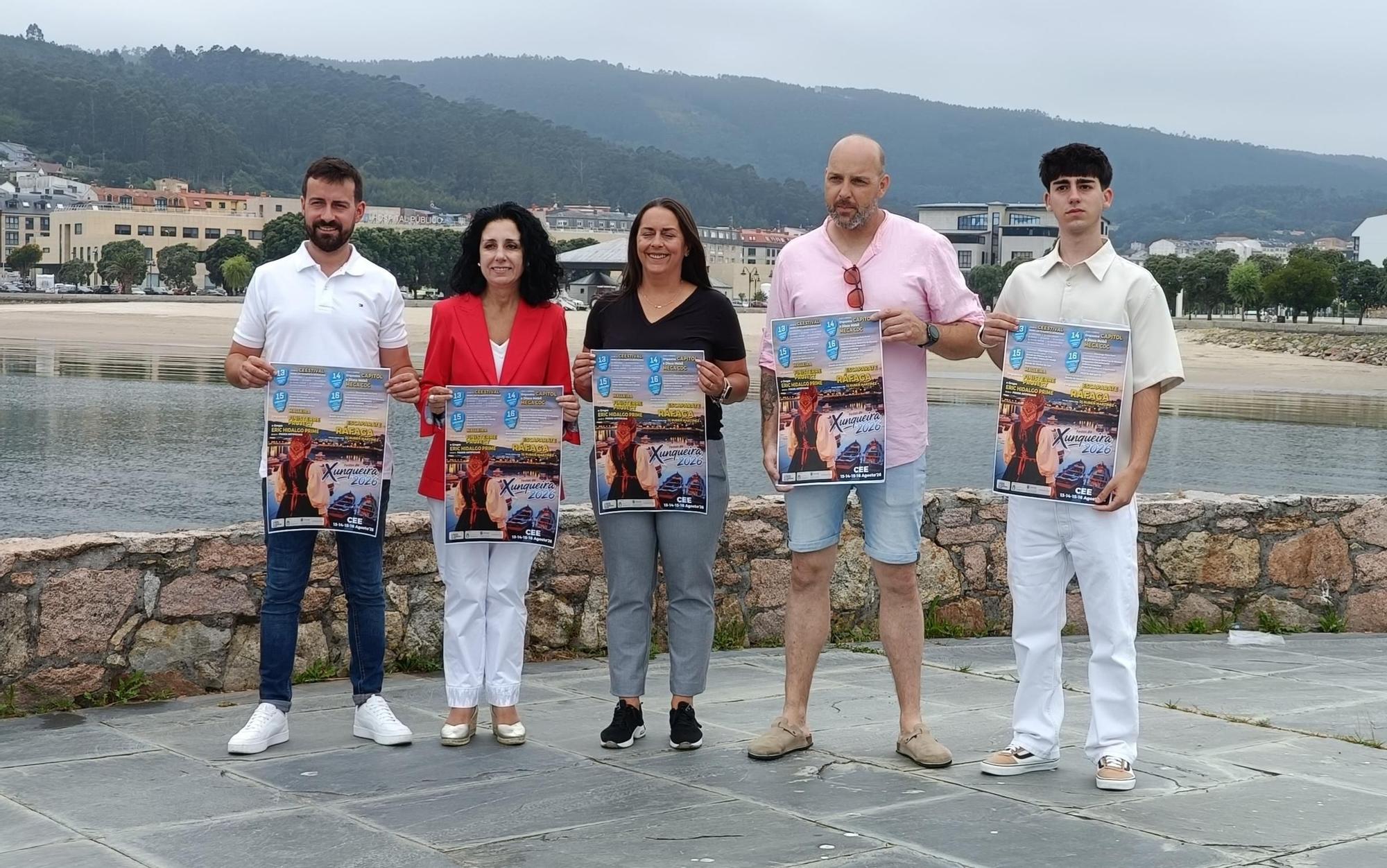 Romero, esquerda, e Lamela, cos membros da comisión de festas.