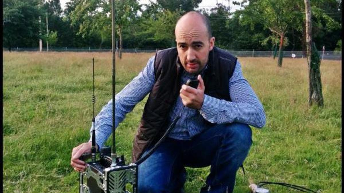 Fran Paz, radioaficionado de A Estrada que coordina la zona de Vigo