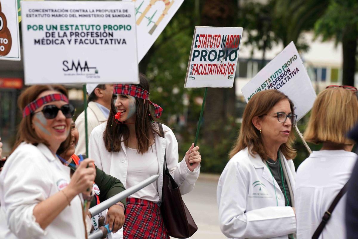 Médicos de toda Andalucía toman las calles de Málaga para reclamar un Estatuto Marco propio