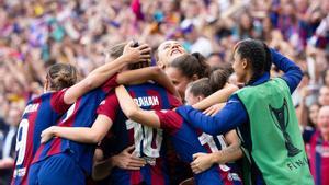 Las jugadoras del FC Barcelona celebran la conquista de su tercera Champions League