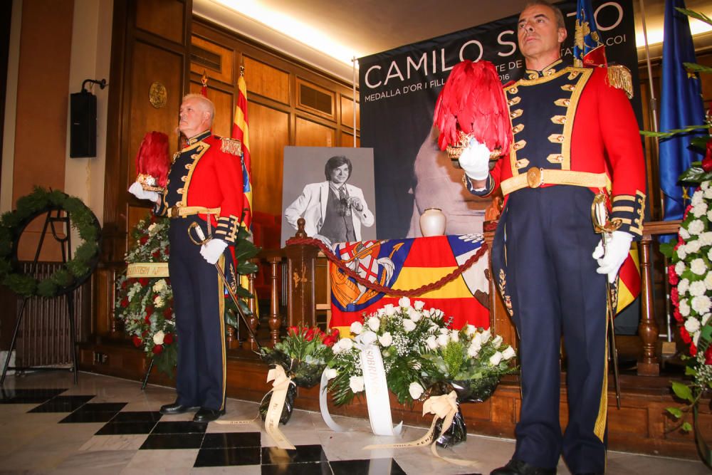 Cientos de personas pasan por delante de la urna con las cenizas del cantante para rendirle el último homenaje