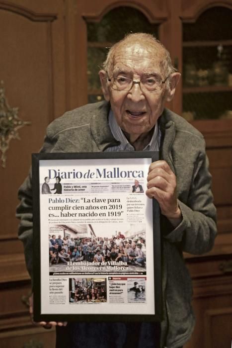 Pablo Díez posa con la portada con la que le ha obsequiado este diario