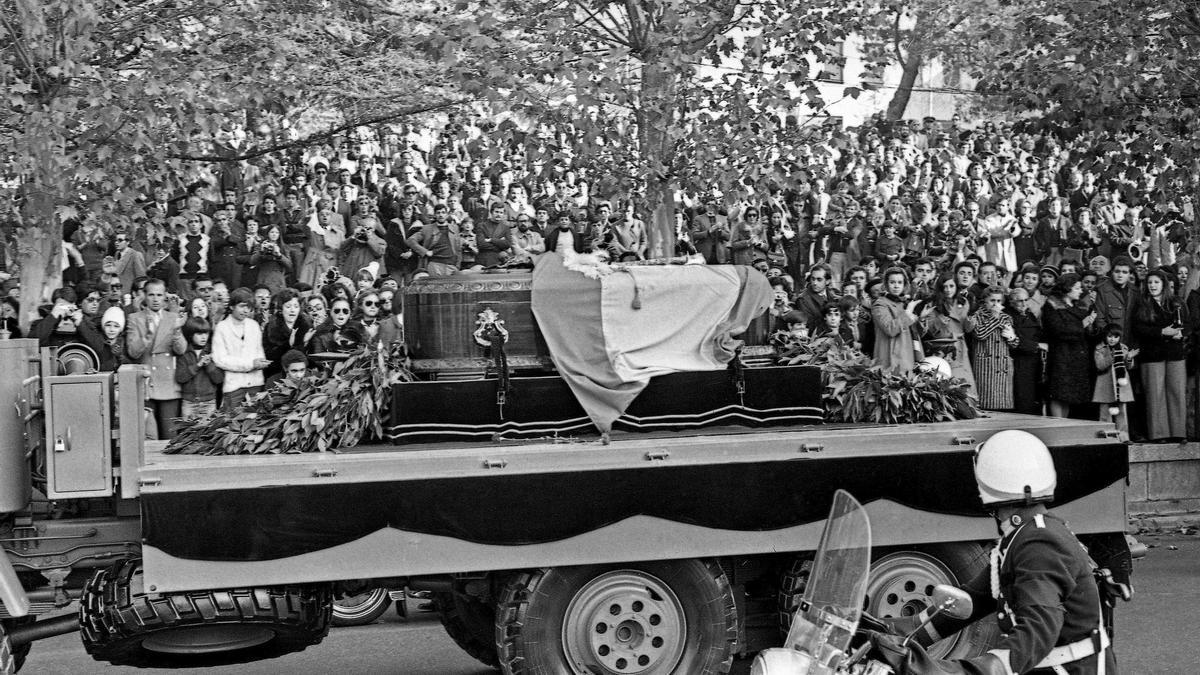 El taüt de Francisco Franco pel centre de Madrid el 23 de novembre de 1975.