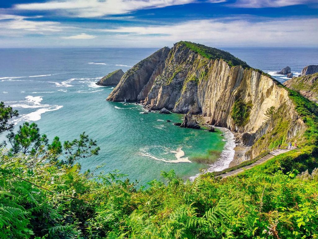 Un viaje en coche te permite disfrutar de maravillas como la playa asturiana de El Silencio.