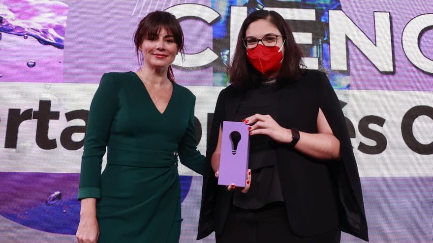 Marta Portalés, ganadora del  Premio de Ciencia, recibe el galardón de manos de Susana Moll.