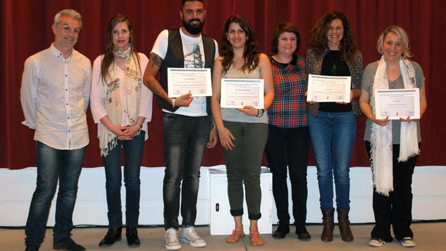 Foto de familia de los galardonados en el certamen de teatro de Campillos.