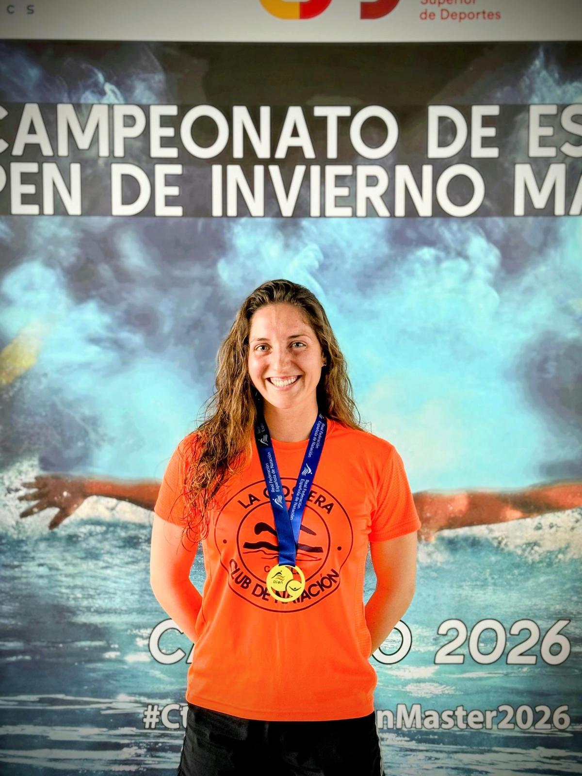 Nadadora del CN La Costera con una medalla, en Castelló.