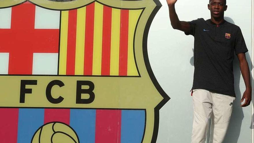 Dembélé, último fichaje del Barcelona, posa ante las cámaras a la entrada de las oficinas. // Albert Gea