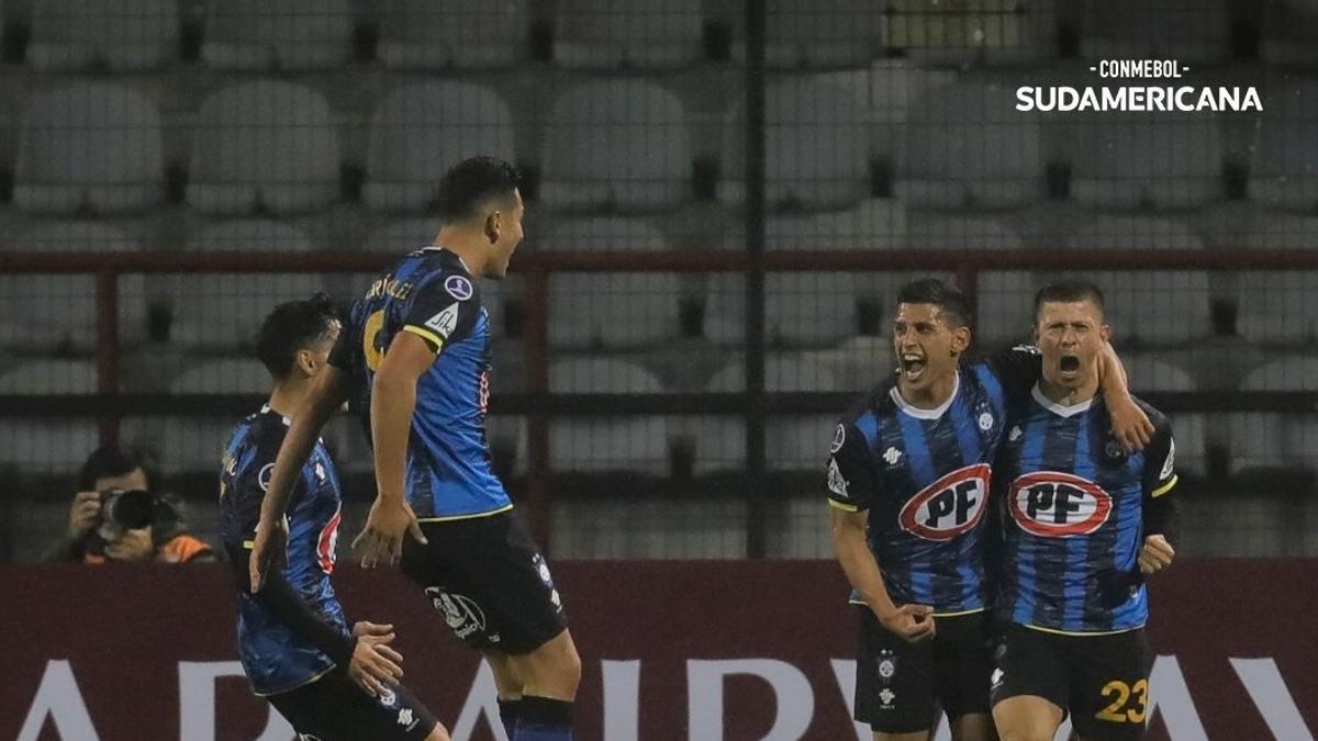 Los jugadores de Huachipato celebran un gol.