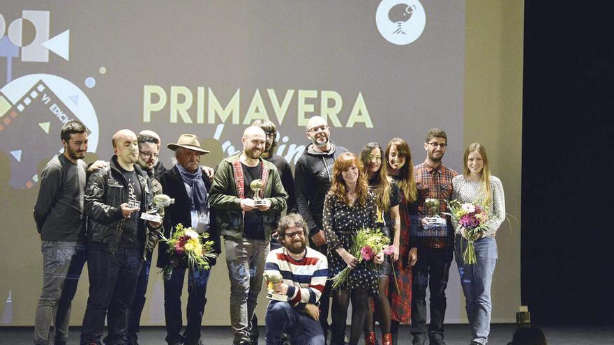 Foto de familia con algunos de los premiados, ayer en la gala de clausura en Vigo. // Pdc
