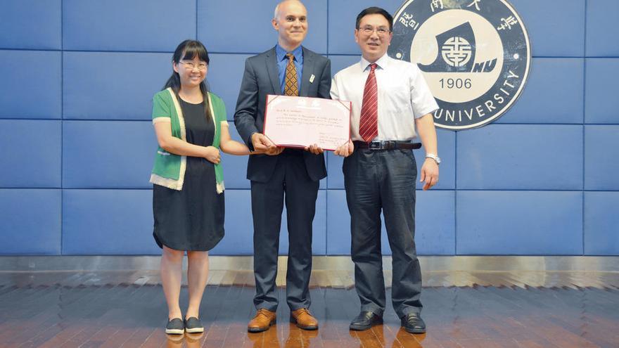 Valdeón sostiene el título de catedrático honorífico de la universidad china de Nankai, que recogió en noviembre.