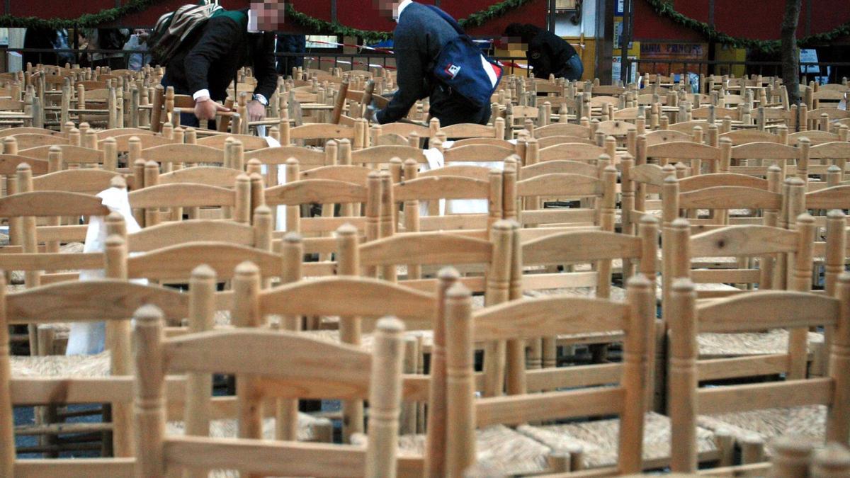 Sillas que se colocan habitualmente en la plaza de la Campana, arranque de la Carrera Oficial en Semana Santa. / José Manuel Cabello