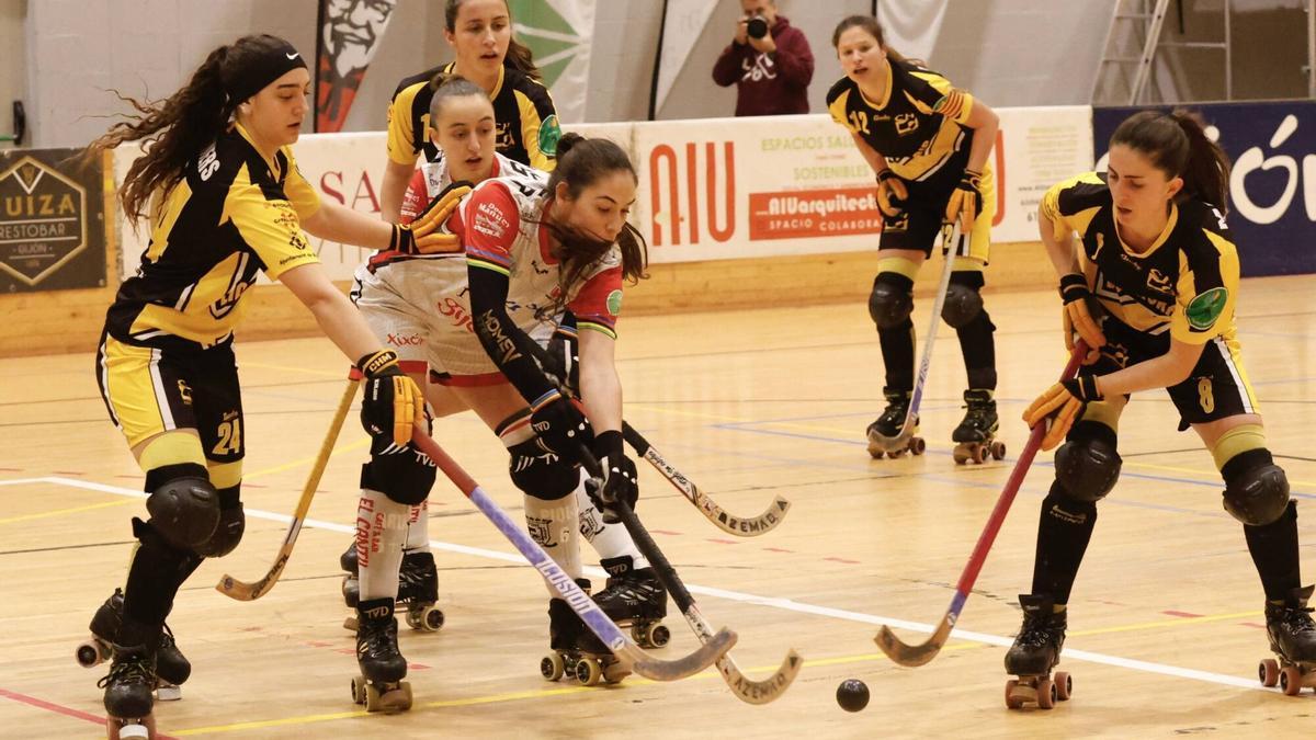 Marta Piquero, con la bola, y Sara Roces, detrás, en un partido del Telecable.