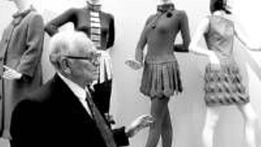 Pierre Cardin muestra su obra enun antiguo garaje