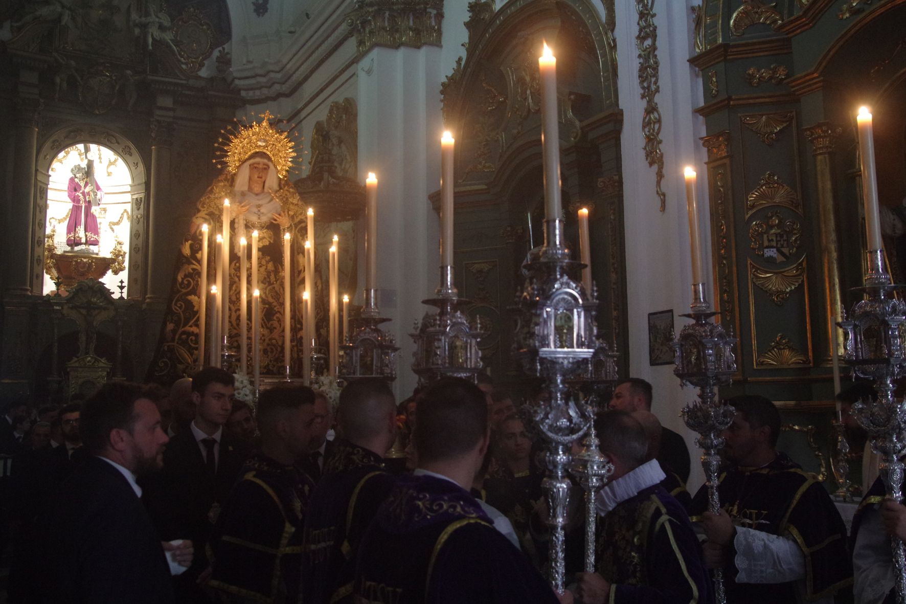 Viñeros reza los cinco misterios del rosario en cinco templos de los Mártires