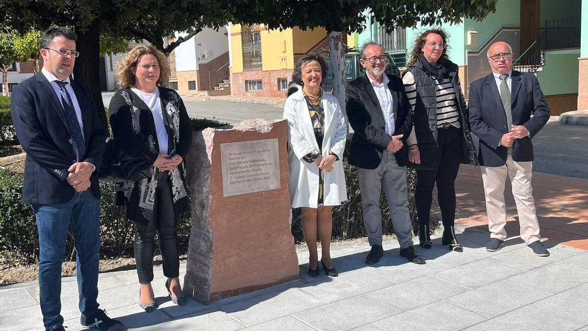 Las autoridades, en la plaza de Las Encinas de Encinas Reales.